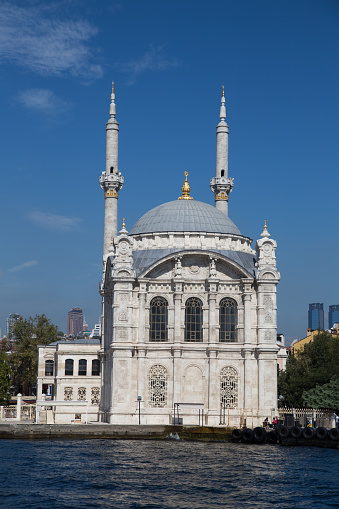 Mezquita de Ortakoy en Estambul photo
