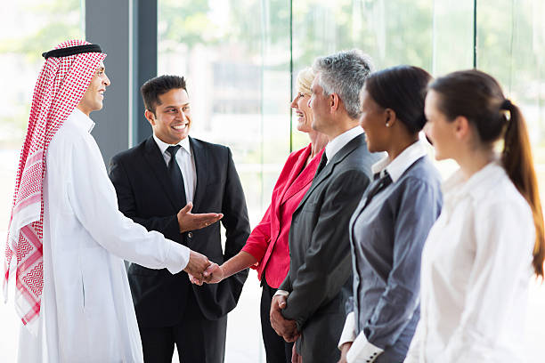 giovane uomo d'affari arabo traslatore introduzione - middle eastern ethnicity business greeting handshake foto e immagini stock