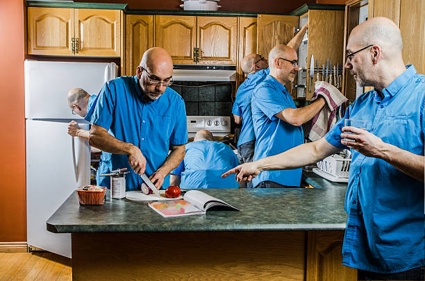 kuvapankkikuvat ja rojaltivapaat kuvat aiheesta mies monitehtävä keittiössä - cloning