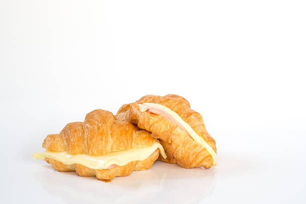 croissants mit schinken und käse - low back stock-fotos und bilder