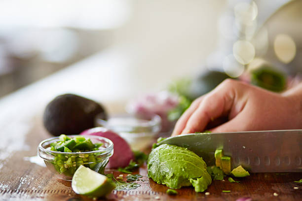 taglio per un'avocado guacamole - ready to cut foto e immagini stock