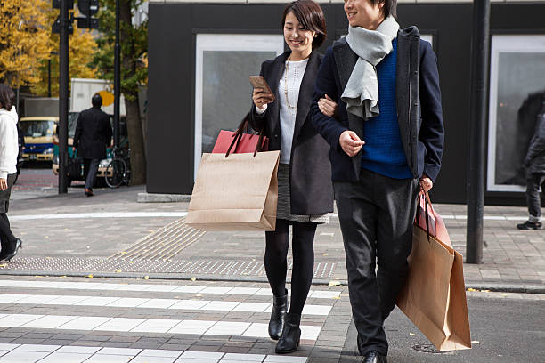 istock Couples walking down the shopping bag in one hand 512164154