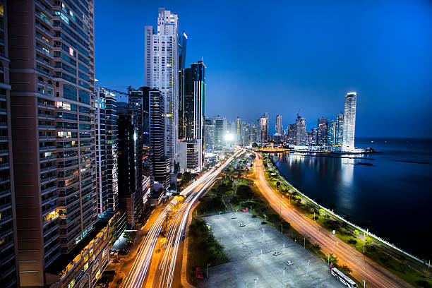 panama stadt bei nacht - panama stock-fotos und bilder