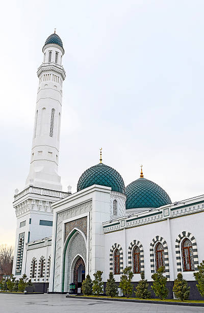 istock The white mosque with a big minaret. 512166500