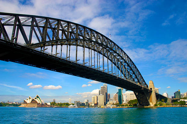 ponte do porto de sydney olhando para cima de debaixo com casa de ópera - bay sydney australia opera house australia imagens e fotografias de stock
