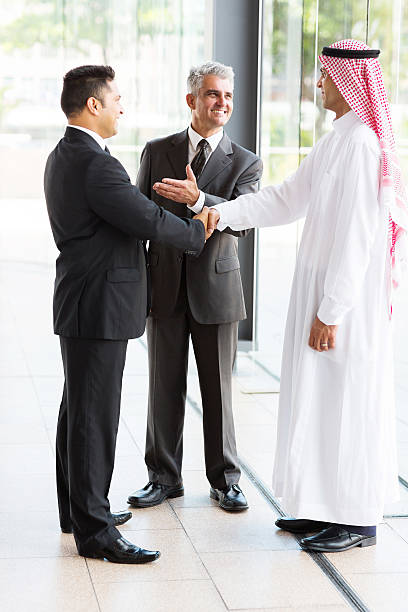 번역가 소개 비즈니스 파트너 이슬람교도 남자 사업가 - middle eastern ethnicity business greeting handshake 뉴스 사진 이미지
