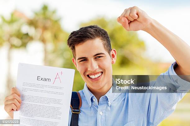 Junge Clenching Faust Und Zeigt Test Ergebnis Mit Dem Grade Stockfoto und mehr Bilder von Positive Emotionen