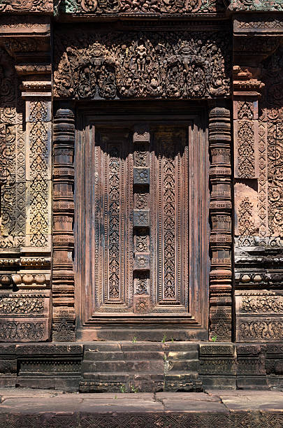 istock Ancient door in Banteay Srei temple 512173466