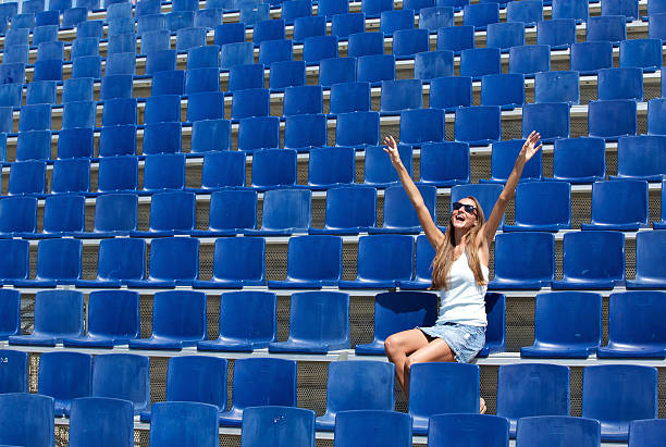 젊은 여자 앉아 종합경기장 응원함 - stadium empty seat women 뉴스 사진 이미지