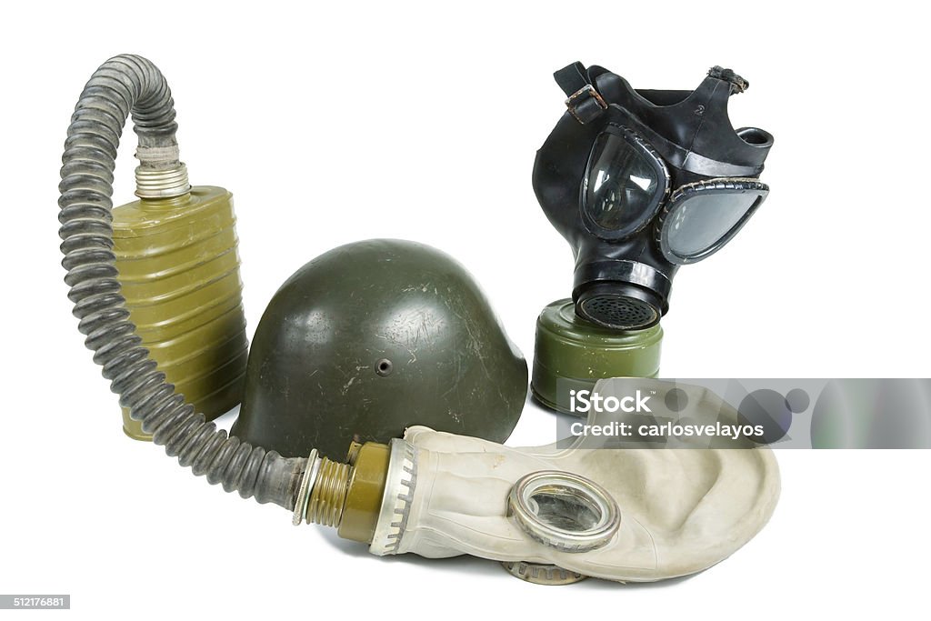 Old Anti-Gas máscaras y casco militar - Foto de stock de Accesorio de cabeza libre de derechos