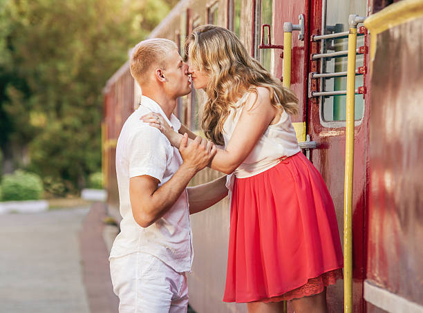 istock Kissing couple 512176981