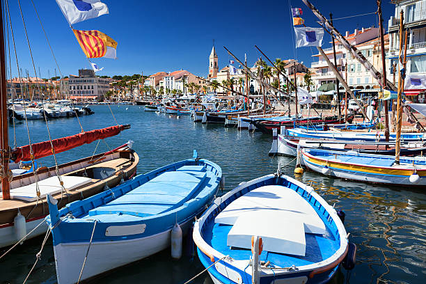 sanary porto in costa azzurra, francia - cote d’azur foto e immagini stock