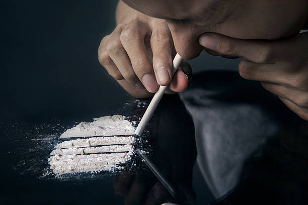 człowiek wdech kokaina - snorting zdjęcia i obrazy z banku zdjęć