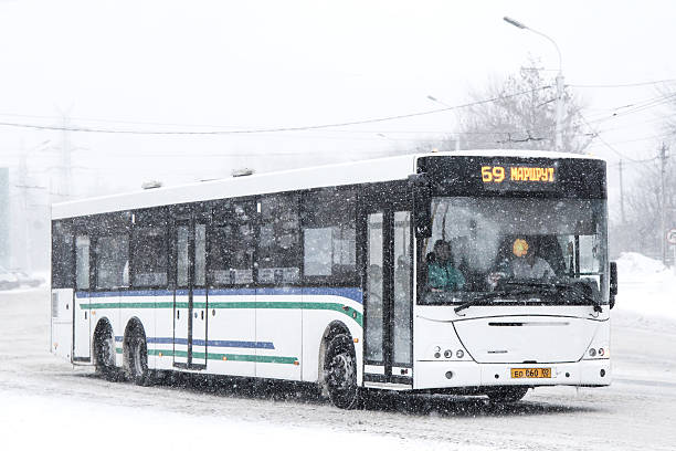 vdl nefaz 52998 transport en commun - snow car winter road photos et images de collection