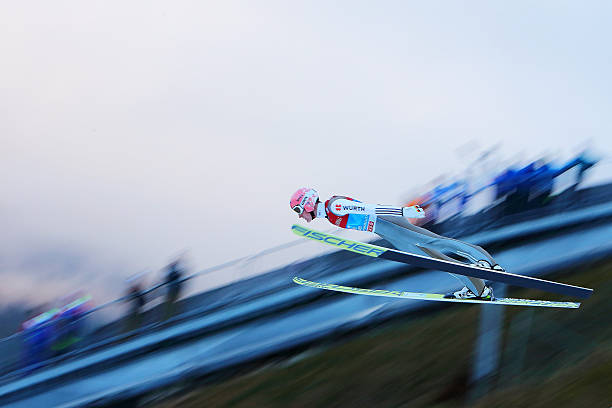 «la 64th tournée des quatre tremplins sky jump de garmisch-patenkirchen» - ski jumping hill photos et images de collection