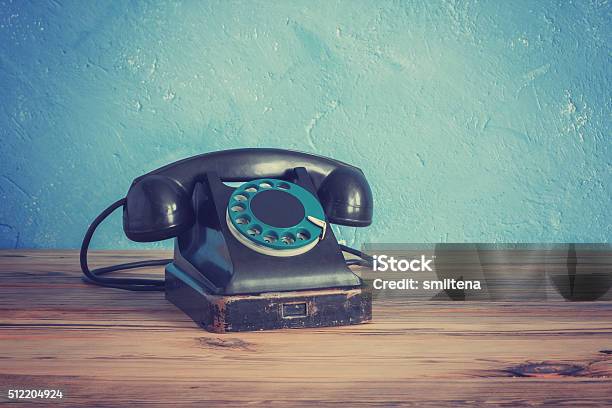 Vintage Telefon Auf Einem Holztisch Stockfoto und mehr Bilder von Telefon - Telefon, Altertümlich, Retrostil