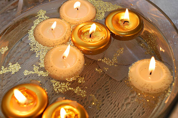 candele - floating candle fotografías e imágenes de stock