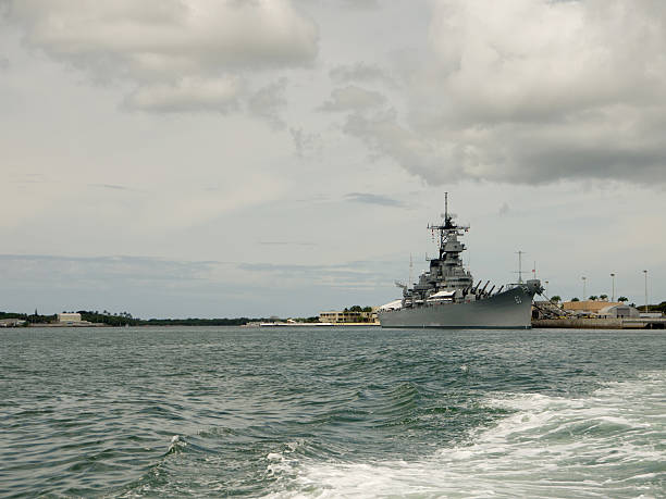 uss missouri in pearl harbor - mahnmal uss arizona stock-fotos und bilder