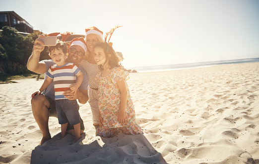 Shot of a family taking a selfie at the beach on Christmas dayhttp://195.154.178.81/DATA/i_collage/pu/shoots/806441.jpg