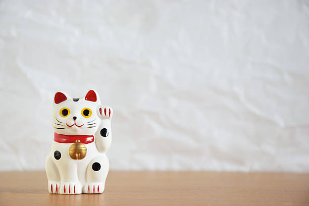 日本の招き猫猫のぬいぐるみ（一方の猫） - 招き猫 ストックフォトと画像