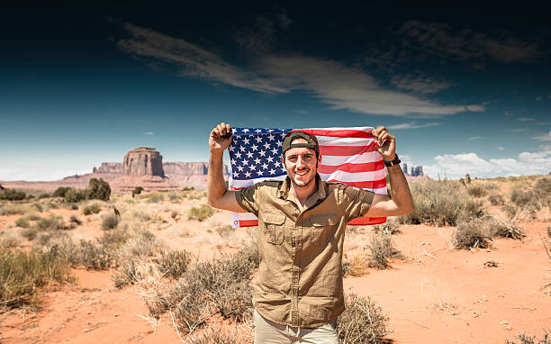 istock Tourist on the Monument valley with US flag 512217592