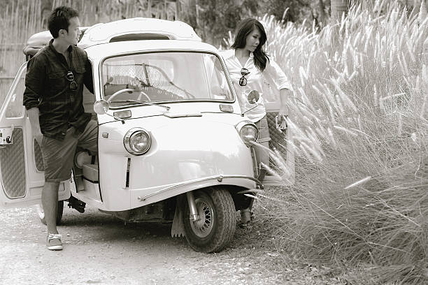 istock B&W / Wedding car with bride and groom 512218339