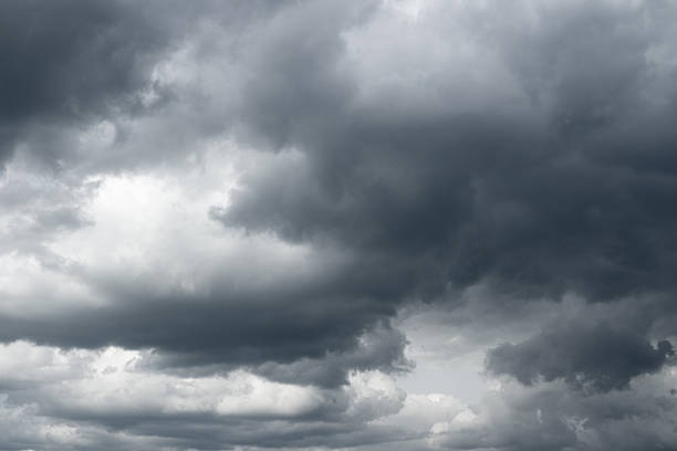 sturm himmel, regen. - dramatischer himmel stock-fotos und bilder