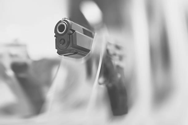 охотничий магазин - armed forces human hand rifle bullet стоковые фото и изображения