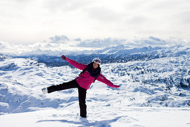 istock Young attractive woman, skiing in Austrian ski resort 512220394