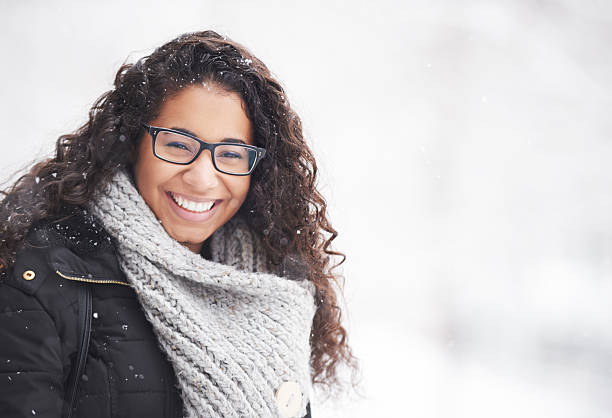 accoglie l'inverno con un sorriso - snow glasses foto e immagini stock