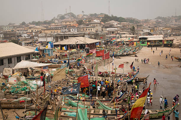 лодки на побережье накидка побережье, гана - ghana стоковые фото и изображения