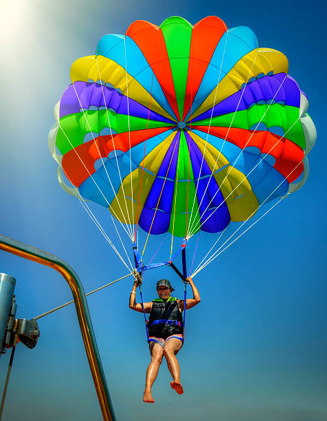 boat parasailing - parasailing stok fotoğraflar ve resimler