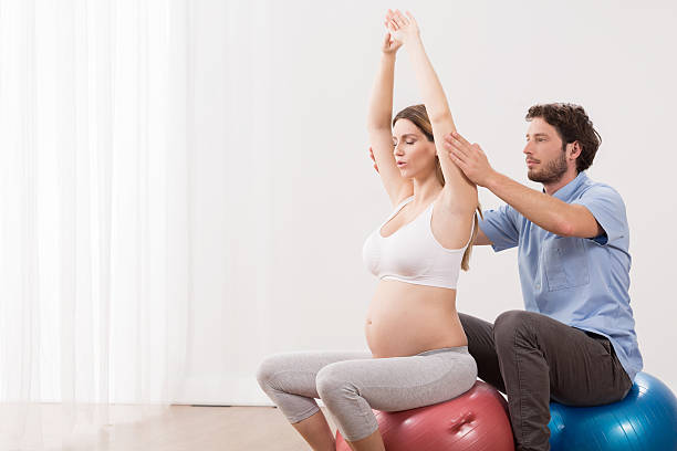 femme enceinte au cours de préparation à l'accouchement - male body sport exercising photos et images de collection