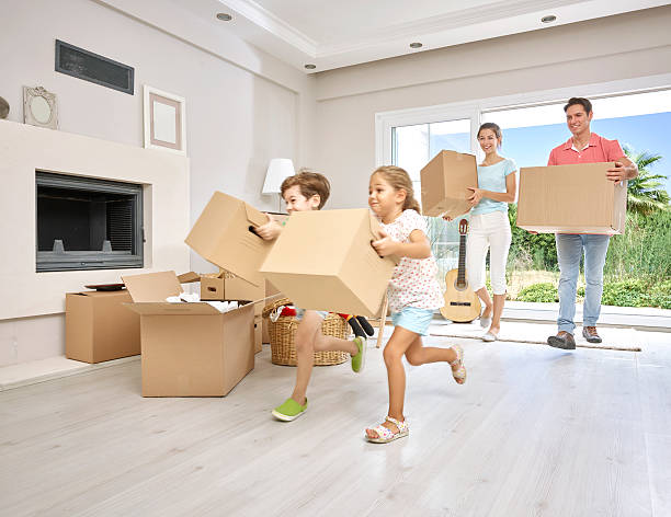 familia llevando cajas de cartón grande en nuevo hogar, retrato - moving house physical activity moving van box fotografías e imágenes de stock