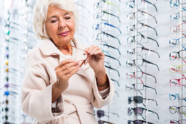 istock Shopping in optician store 512228658