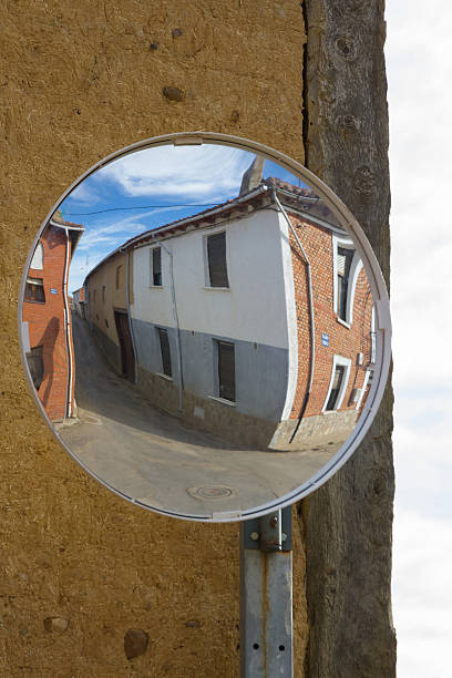 Convex Mirror in cross street to encourage visibility - Mirror Convex at crossroads to promote visibility