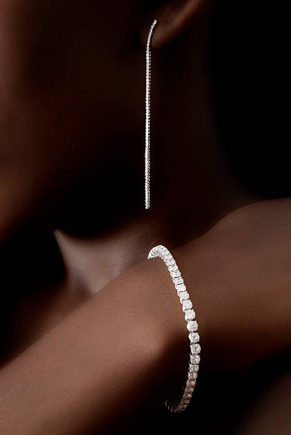 diamant-ohrringe und armband in schwarzem haut - necklace jewelry diamond silver stock-fotos und bilder