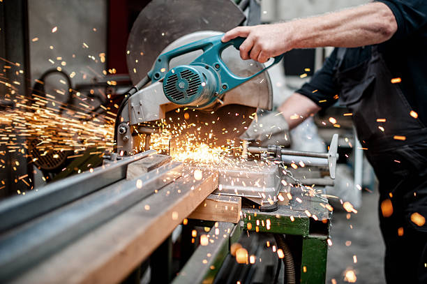 homem, trabalhador usando uma serra mitre deslizante composto - grinding grinder work tool power tool imagens e fotografias de stock