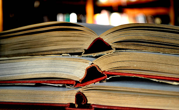 viejos y nuevos libros 1 - book law instruction manual old fotografías e imágenes de stock