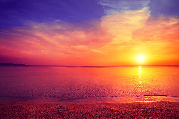 ビーチの朝 - beach sun blue sky ストックフォトと画像