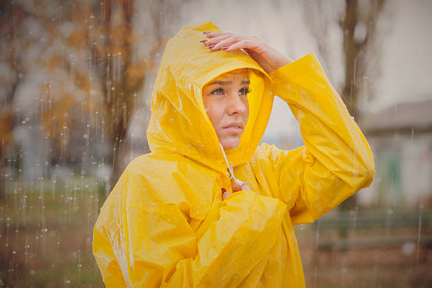 かわいい女の子のための雨です。 - umbrella women storm yellow ストックフォトと画像