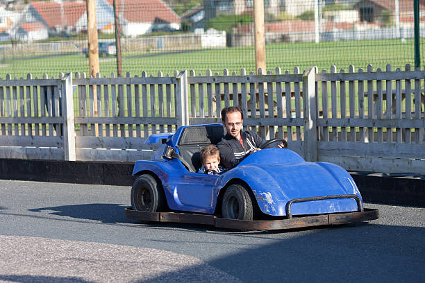 padre e bambino che si diverte in un movimento carrello - go carting foto e immagini stock