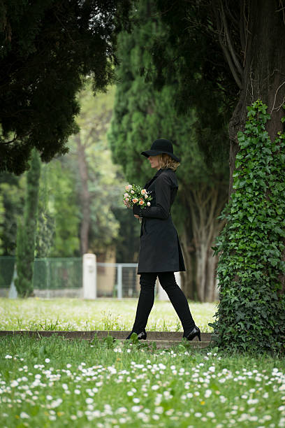 istock Woman at cemetery 512274877