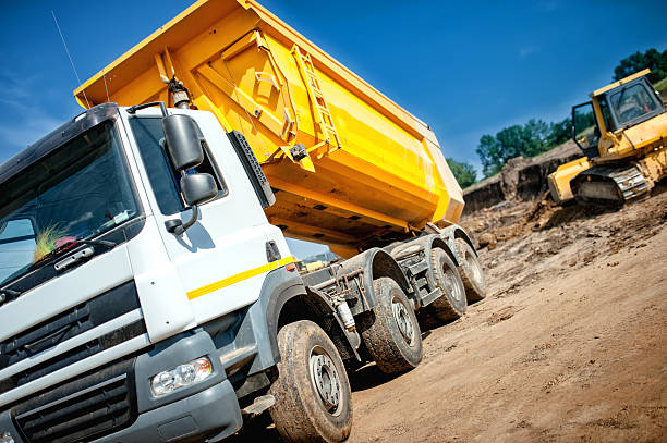 autocarro con cassone ribaltabile camion in industrial constrution sito in attesa di carico terra - autocarro ribaltabile foto e immagini stock