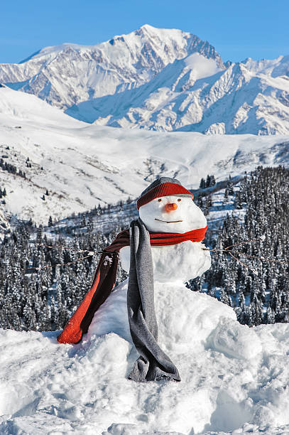 istock Snowman on the background of Mont Blanc 512278096