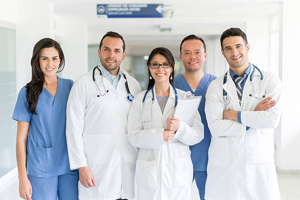 grupo de médicos del hospital - portrait doctor paramedic professional occupation fotografías e imágenes de stock