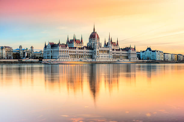 parlamento húngaro al anochecer, de budapest. - cultura de europa del este fotografías e imágenes de stock