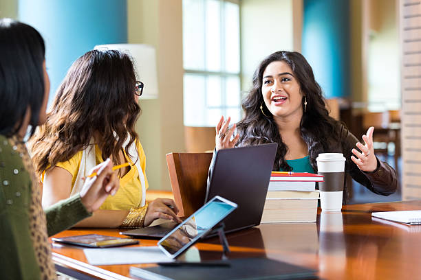 feminino estudar para o exame de faculdade ou universidade biblioteca - concentration multi ethnic group meeting business imagens e fotografias de stock