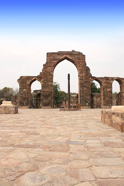 чугун руины колонн и qutab-минар в дели, индия - delhi quitab minar qutab new delhi стоковые фото и изображения