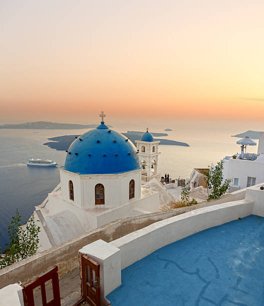 santorini campana torre y azul cúpulas de oia en grecia - travel locations cyclades islands santorini vertical fotografías e imágenes de stock